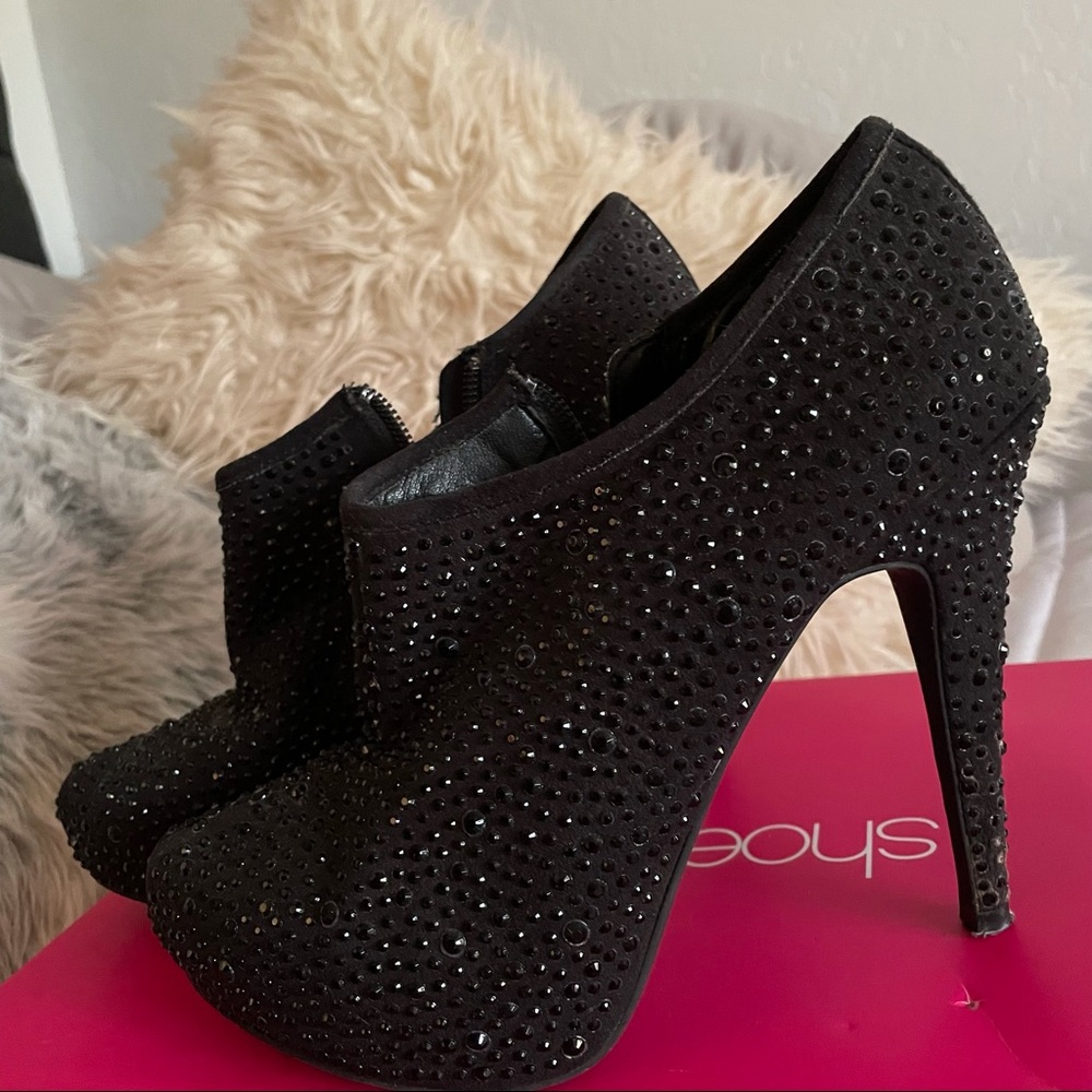 Black sparkly booties